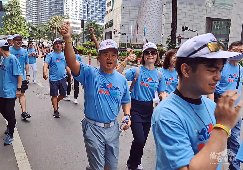 周民淦伉儷與旅菲僑胞一同參與晨跑活動，以實際行動向菲國民眾展現臺灣希望參與世界衛生大會（WHA）的心聲與努力