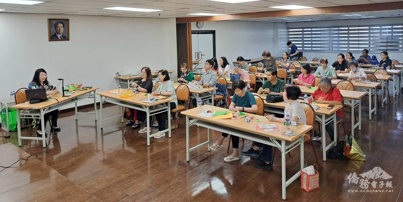 全場學員聚精會神動手製作