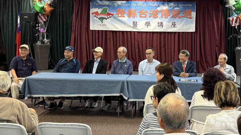 與會醫師（左起）林榮松、林益顯、游弘、鄭錦家、溫凱傑、陳昌平及許正雄分享行醫心得