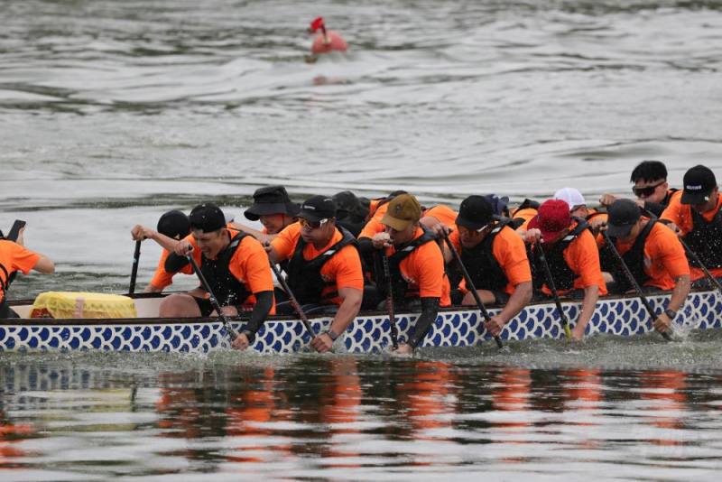 國防部勤務大隊參與龍舟聯誼賽，展現優異強健體魄。（青年日報提供）