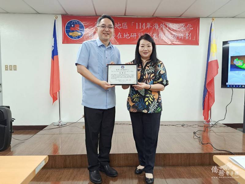 研習活動圓滿結束中心主任莊博智(左)致贈感謝狀予講師黃婷婷