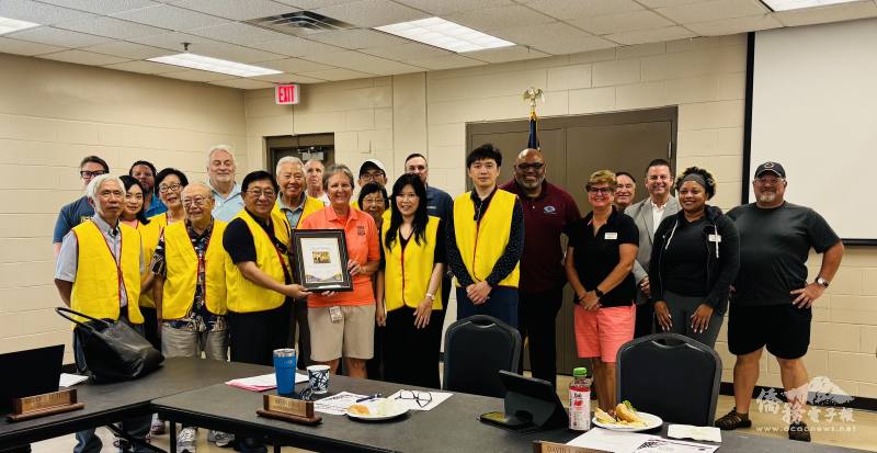 僑務顧問高健智代表 Team Taiwan，從 South Econ 公園主管 Sheryl Fleming 手中接受感謝狀