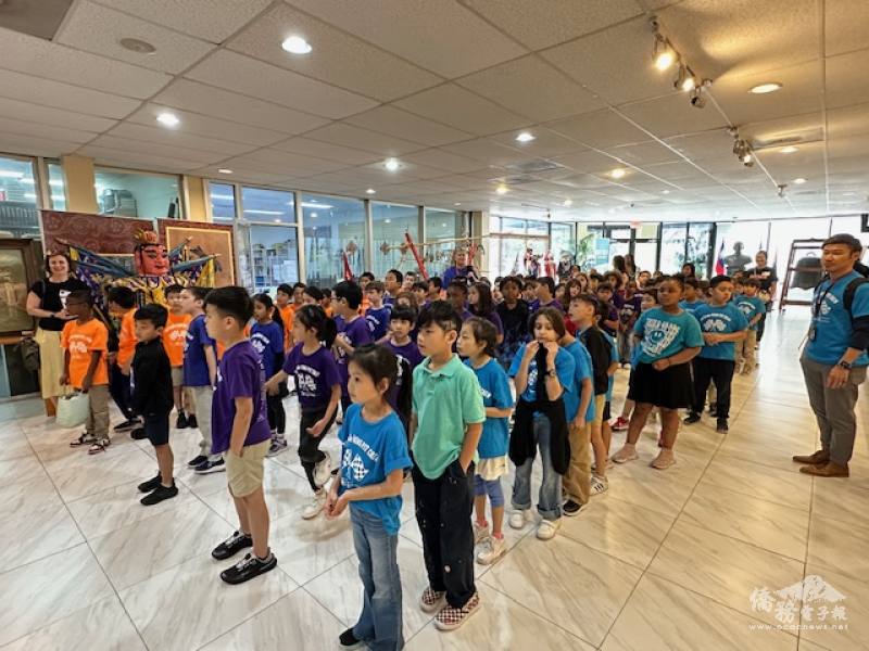 . 同學們排隊聆聽志工介紹實體展示區陳列品