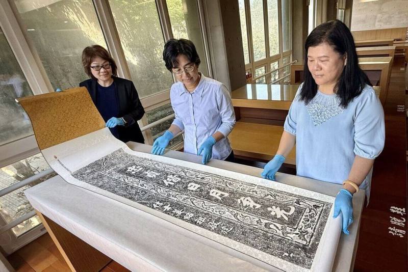 為讓民眾更了解130年前的乙未戰役，新竹縣政府文化局表示，「乙未中的竹塹」巡迴展16日起登場，將展出典藏在縣史館的「姜紹祖題辭石楹柱」、石楹柱拓本、抗日歌歌本，以及北埔姜家提供的多件文書、老照片等。（新竹縣政府文化局提供）