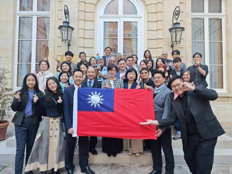 台灣發明家數十年來集結力量資源，組團參加巴黎國際發明展，為現場最大外國代表團，創新能量獲評審稱讚，尤其是年輕發明家。駐法大使郝培芝（前中）於代表處宴請巴黎國際發明展台灣團。（徐捷中提供）