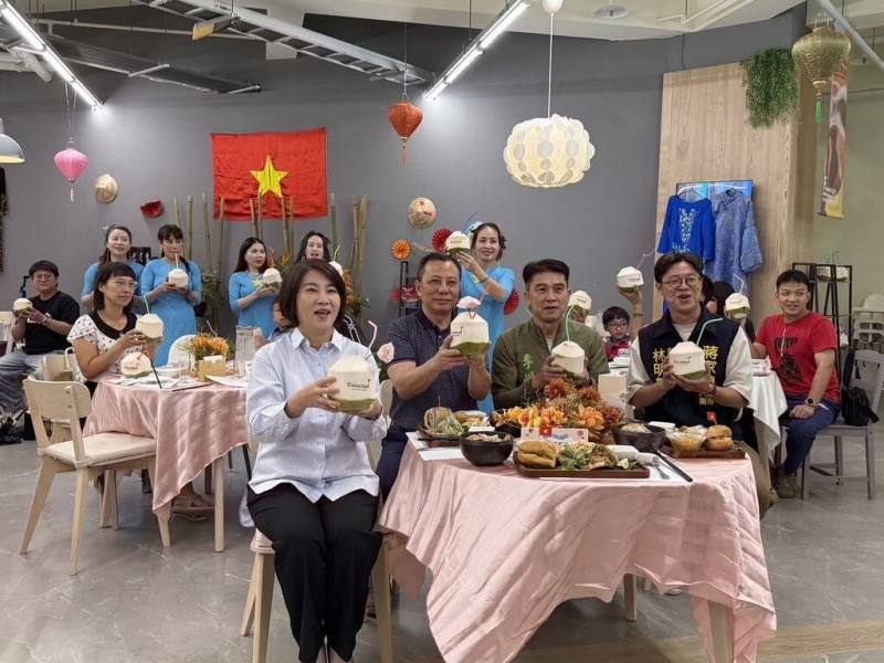 屏東縣政府串聯各季節代表性農產與農創品牌舉辦主題市集，還有產地餐桌系列，以在地食材結合異國料理，縣長周春米（前左）11日出席活動，歡迎民眾前來體驗屏東農產從田間到餐桌的美味旅程。（屏東縣政府提供）