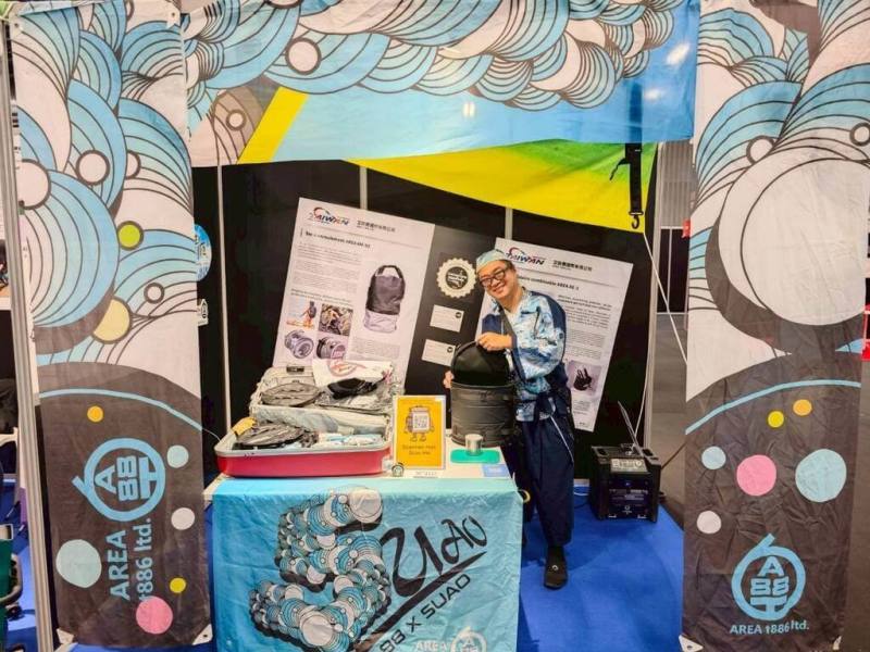 劉宜忠來自蘇澳偏鄉，當地近年來開始發展水域遊憩，產品就是以他的家鄉為出發點設計與發想，在法國得到迴響。他的多功能組合式防水包榮獲第124屆巴黎國際發明展金獎。（劉宜忠提供）