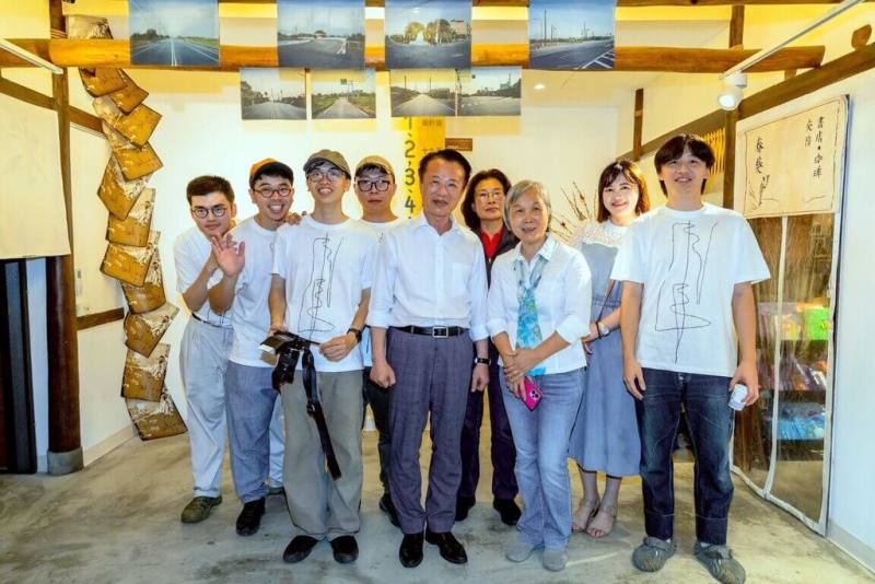 嘉義縣回鄉青年及藝術同好組成創作團隊，完成在六腳鄉1個月駐地創作，成果展10日晚間開幕，縣長翁章梁（前右3）到場觀展，並與創作團隊合影。（嘉義縣政府提供）