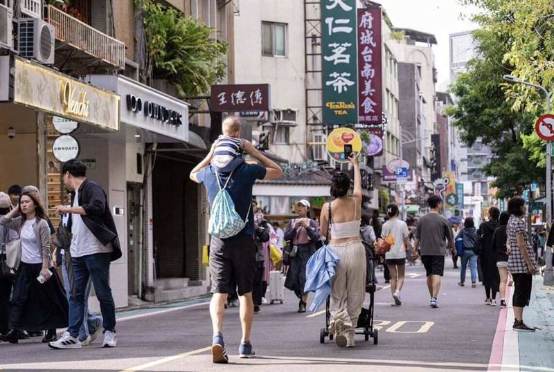 Visitors to Taipei's Yongkang Shopping District enjoy a vehicle-free afternoon at the popular foodie location. Photo courtesy of the Taipei City Government