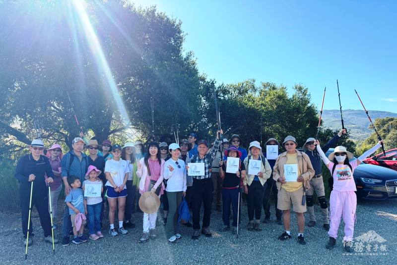 柑縣臺灣同鄉會5月10日舉辦「2025年橙縣鄉親推動臺灣參與世界衛生大會(WHA)健行」。一排右五至七為同鄉會前會長傅錦郎、橙縣文教中心主任蕭蓓如及同鄉會財務長陳淑容