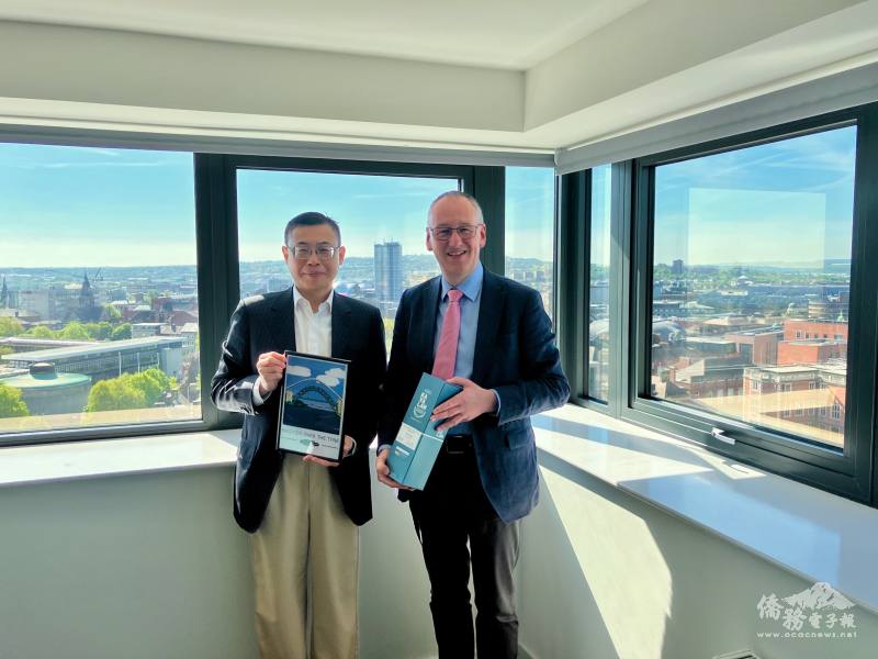 駐英代表處愛丁堡辦事處處長丁志華(左)與新堡大學副校長Nigel Harkness教授(右)交換紀念品 (臺英大學聯盟提供)
