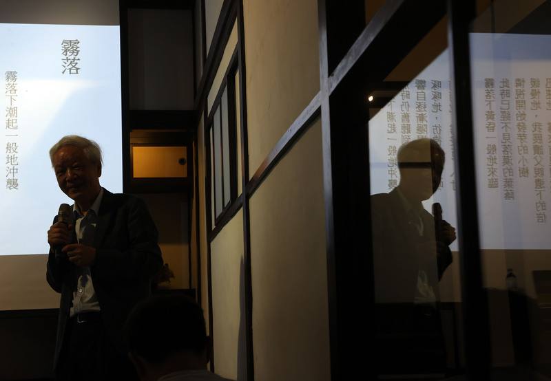 「景色：向陽詩歌百選」新書發表活動10日下午在台北登場，詩人向陽（圖）現場朗誦多首詩作，其中「霧落」是他大學時父親過世時所寫