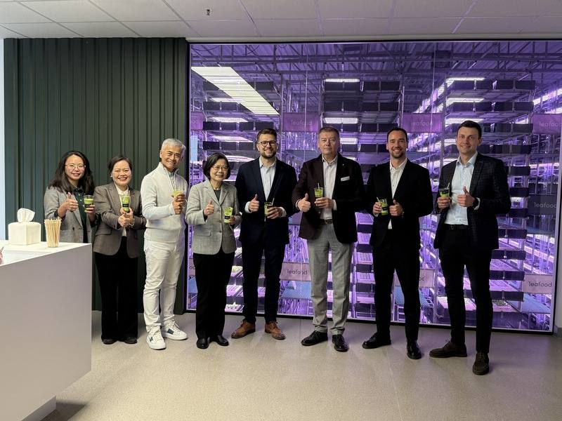 蔡英文（左4）10日下午抵達立陶宛，第一站參觀由台灣與立陶宛合作成立的新創農業科技公司Leafood，和立陶宛經濟與創新部長薩維茨卡斯（右4）與工業家聯盟主席賈努維丘斯（右3）與源鮮公司董事長蔡文清（左3）、Leafood創辦人兼執行長戚文斯卡斯（右2）合影