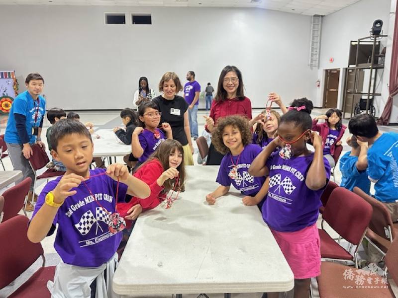 同學們展示DIY客家花布香包