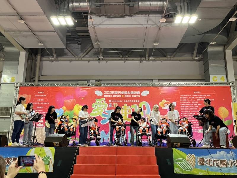第10屆台北市「愛天使愛心園遊會」11日母親節登場，特教生們在媽媽陪同下拍打節拍，演奏「感恩有妳」，向母親致謝