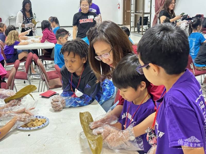 王盈蓉親自示範包粽子撇步