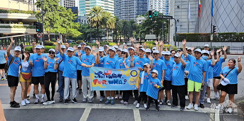 駐菲律賓代表處大使周民淦及旅菲僑胞在馬加智市市中心晨跑合影，呼籲菲國大眾支持臺灣參與WHA