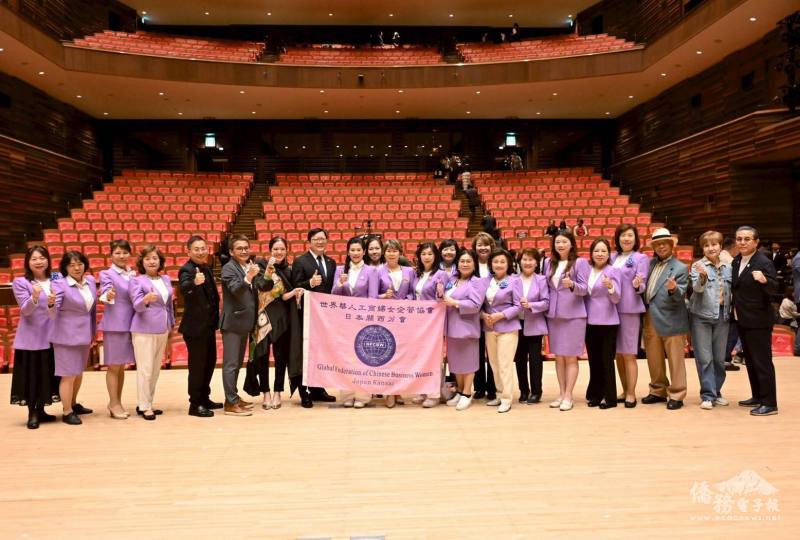 駐大阪辦事處處長洪英傑(左八)與世華日本關西分會幹部於音樂祭現場合影