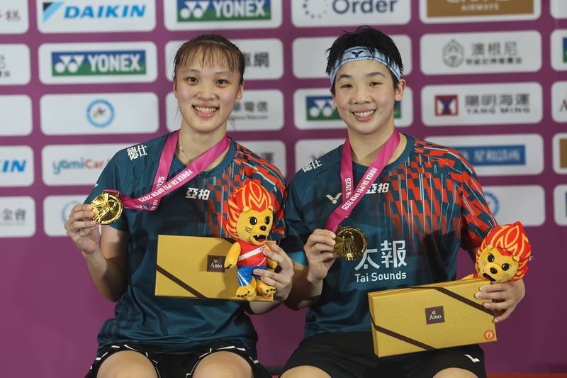Taiwanese badminton players Hsieh Pei-shan (right) and Hung En-tzu (left) showcase their women's doubles title won at the Taipei Open on Sunday, becoming the first local women's team to win the tournament in 17 years. CNA photo May 11, 2025