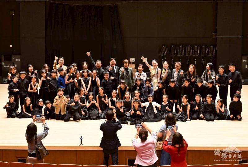 小朋友與安倍昭惠女士合影