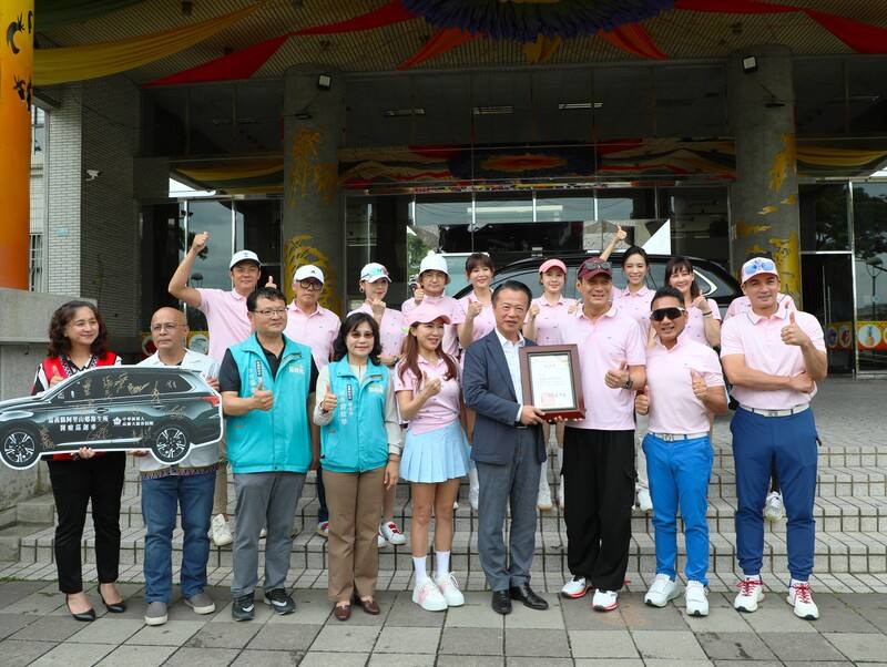 中華演藝人高爾夫協會募集新台幣140萬元購置一輛「醫療巡迴車」，12日贈予嘉義縣阿里山鄉衛生所，由嘉義縣長翁章梁（前排右4）代表接受，並贈感謝狀。