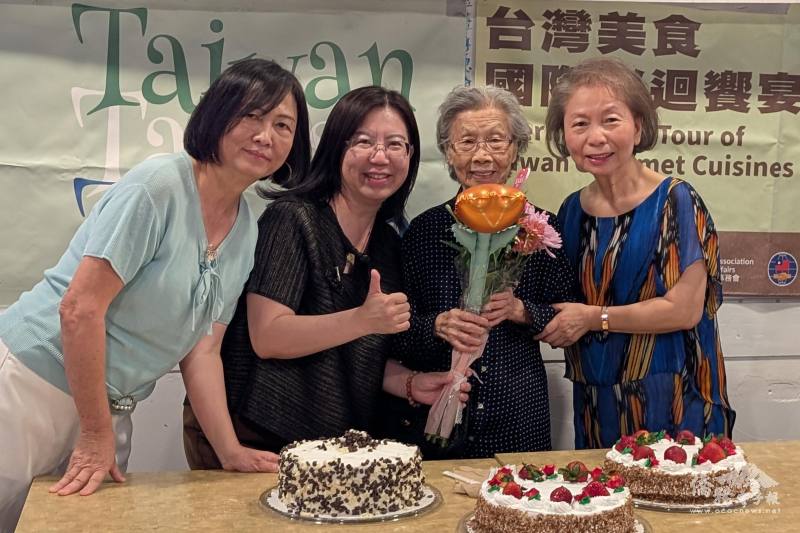 （左起）FAPA-AZ會長吳文瑞、鍾佩珍、王菊英女士與她的女兒一同慶祝母親節