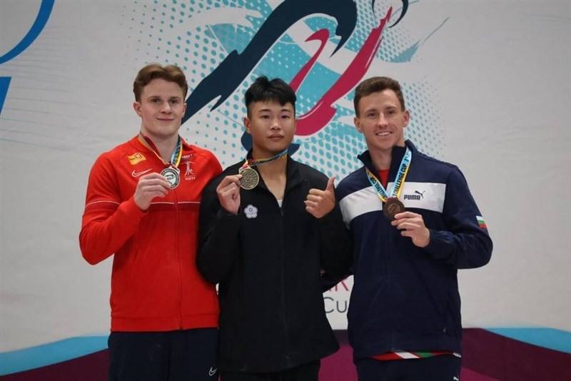 Taiwanese gymnast Tseng Wei-sheng (center) shows off his gold medal on Sunday. Photo courtesy of Lin Yu-hsin