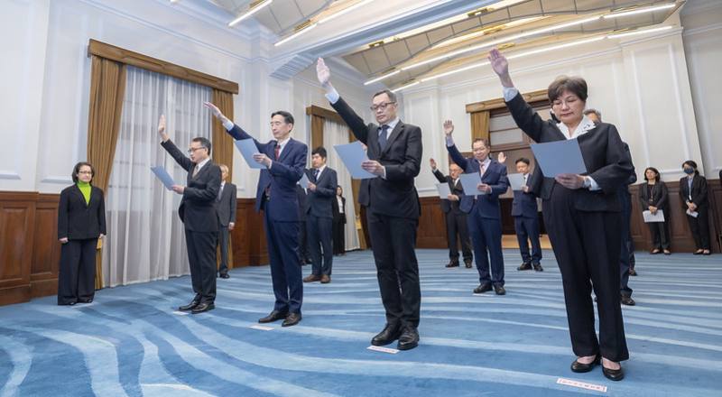 宣誓人由中華民國常駐世界貿易組織代表團常任代表黃昭元帶領宣讀誓詞