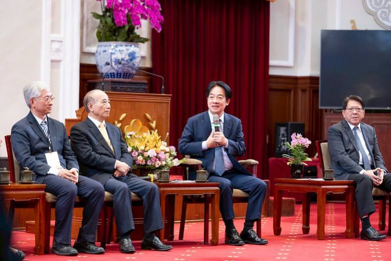 賴清德總統12日上午接見第27屆「國家生技醫療品質獎」獲獎醫護機構暨生醫產業代表