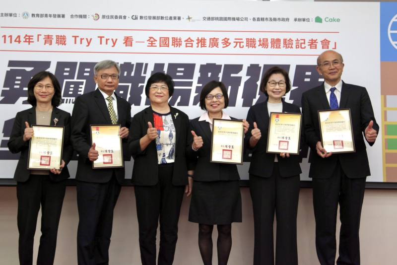 陳署長頒發感謝狀，感謝企業提供計畫職缺及資源，協助在學青年累積職場經驗未來順利進入職場