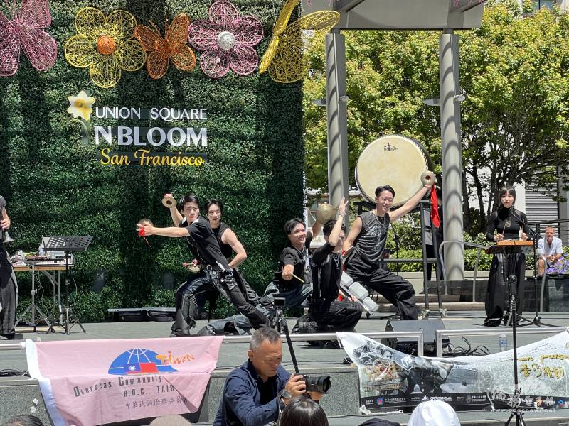 僑委會文化訪問團十鼓擊樂團表演