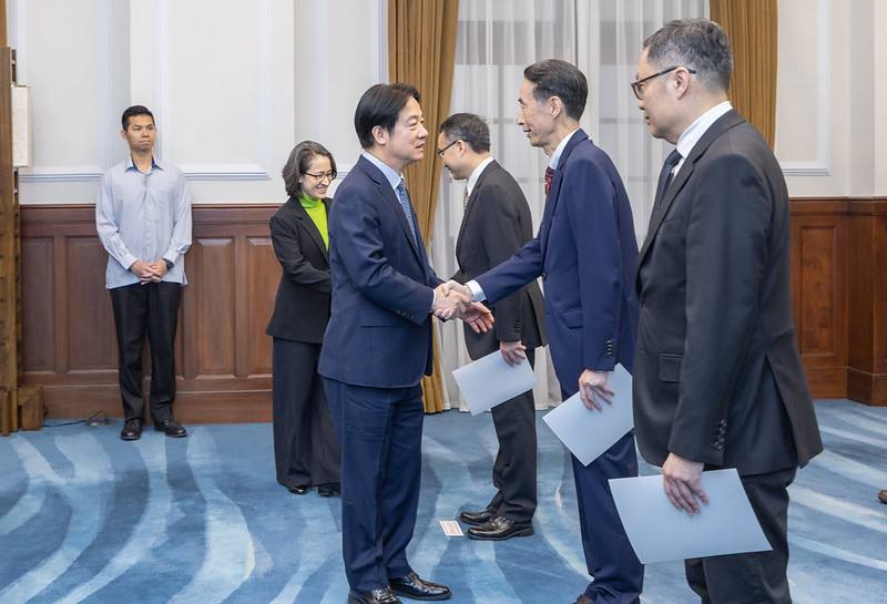賴清德總統12日上午主持「新任行政院、考試院政務人員及駐外大使宣誓典禮」