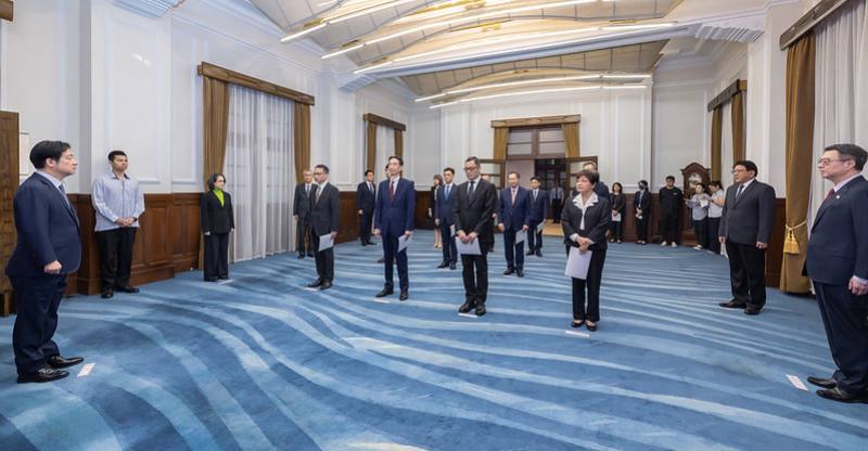 總統主持「新任行政院、考試院政務人員及駐外大使宣誓典禮」