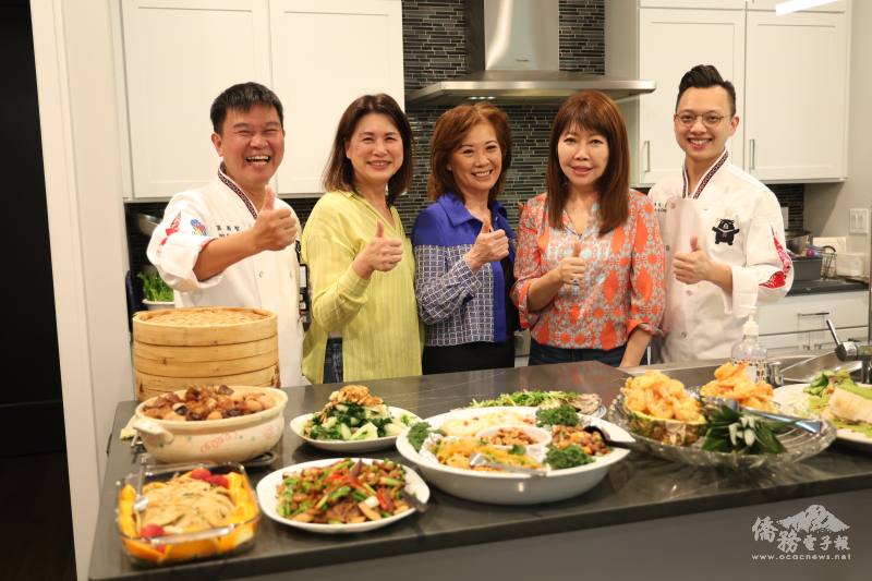世華密西根分會會長陳亞靜(中)、創會會長盧蔓菁(右二)、副會長趙潔雯(左二)、主廚溫國智(左一)與老師陳瑞昌(右一)成功推動臺灣美食文化，促進臺美文化交流