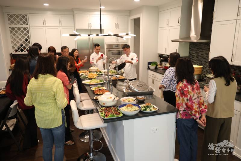 僑胞們認真專心地和主廚學習臺菜料理秘訣