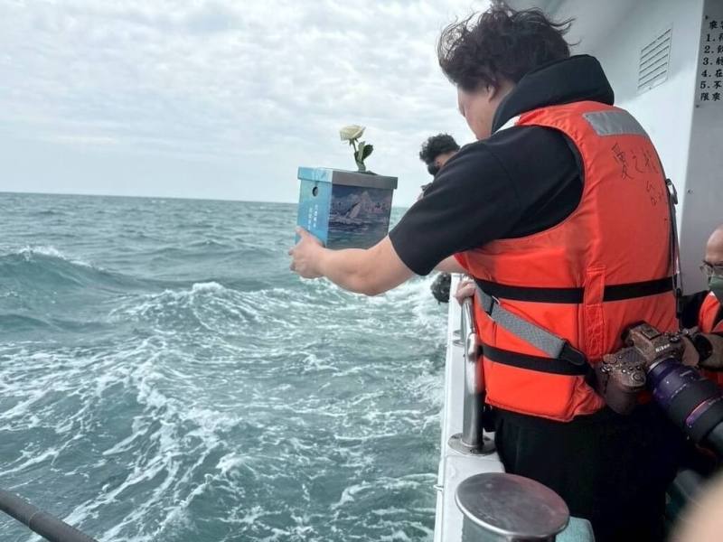 桃園市政府1月起推動「生前預立環保葬意願登記」服務，讓市民能依個人意願提前規劃身後事，桃園市民政局12日表示，服務上路3個月已有667人登記。圖為聯合海葬情形。（桃園市政府民政局提供）