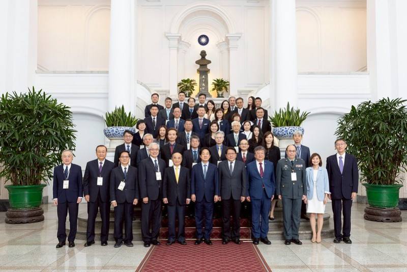 總統與訪賓一行合影