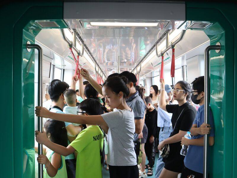越南近10多年來經濟快速發展，外省年輕人在河內工作為了節省房租，經常得和朋友一起擠在小小的套房裡，「蝸居」問題嚴重。圖為河內捷運上的通勤族。