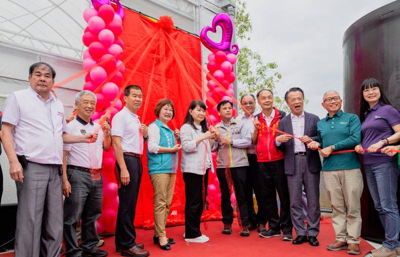 照顧身心障礙者的嘉義縣若竹兒教育基金會，獲張榮發慈善基金會捐款打造自動化澆灌系統「愛菜園」，12日由張榮發慈善基金會董事長吳景明（右2）、嘉義縣長翁章梁（右3）、若竹兒基金會董事長林朋輝（右4）等人揭牌。