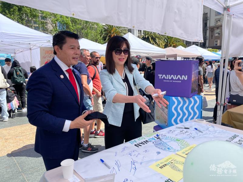 莊雅淑向聖荷西市議員Bien Daon說明臺灣參與WHA重要性