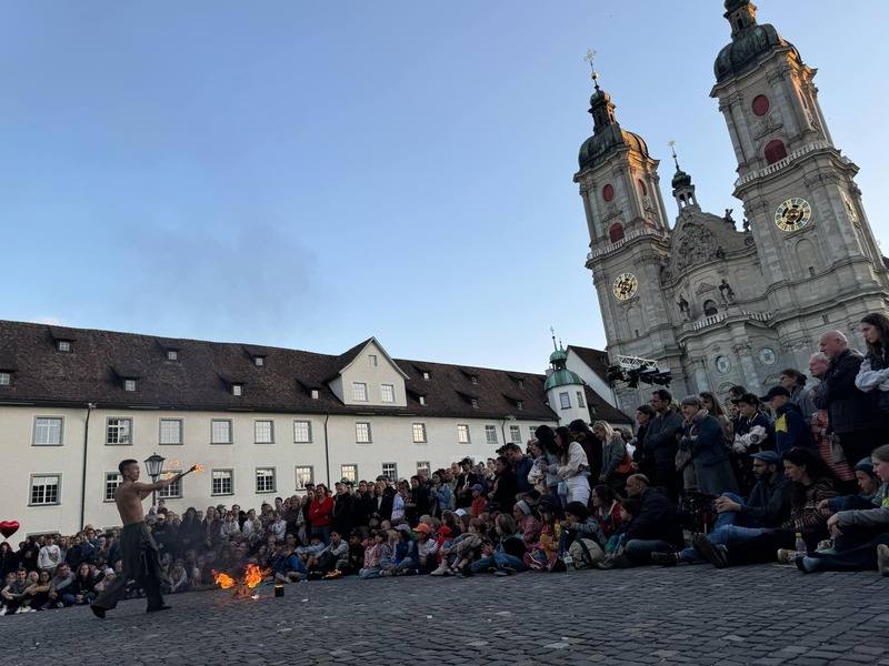 瑞士最大街頭藝人表演藝術節5月9日至11日在瑞士東部古城聖加崙登場，台灣火舞藝術家郭建宏在聖加崙巴洛克大教堂前的的表演，贏得滿堂彩。