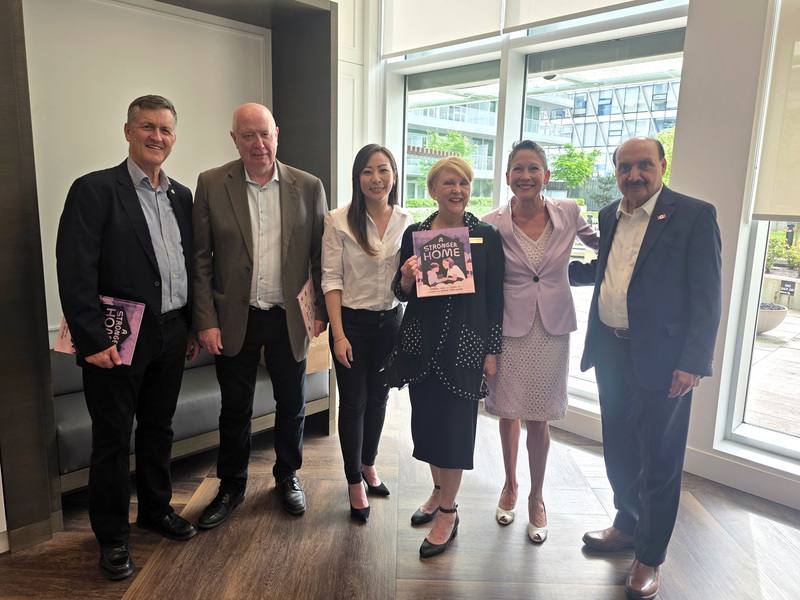 前加拿大卑詩省台裔廳長陳葦蓁（左3）10日帶著兒子出席新書發表會，透過文字勇敢揭示曾遭遇「性別暴力」，多位加拿大政要出席新書活動，讚揚她無論在政界或是商界，都勤勤懇懇服務社區，幫助弱勢族群。