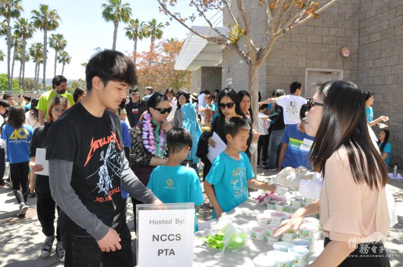 學生們開心地享用由家長會精心準備的 Frozen Yogurt