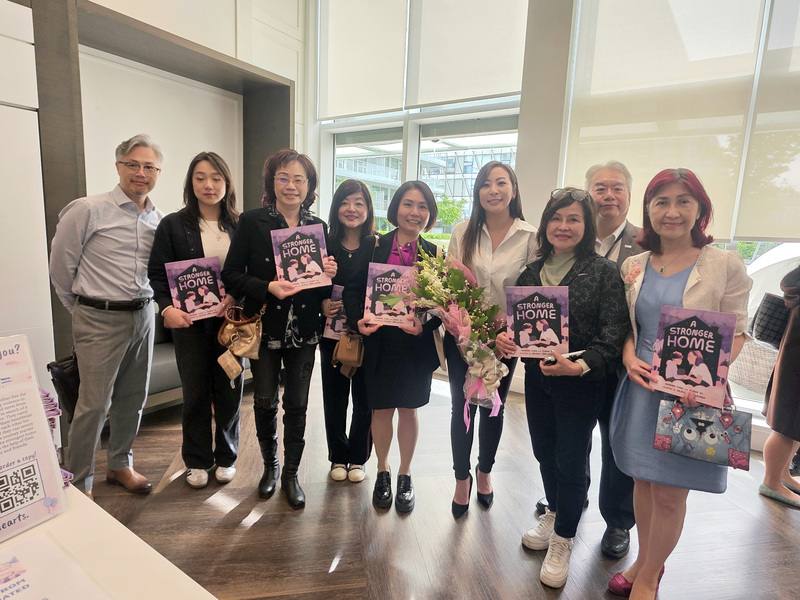 前加拿大卑詩省台裔廳長陳葦蓁（右4）出版兒童繪本「更強大的家」（A Stronger Home） ，駐溫哥華辦事處處長劉立欣（中）和許多台裔社區領袖到場支持，讚揚她是台灣之光。