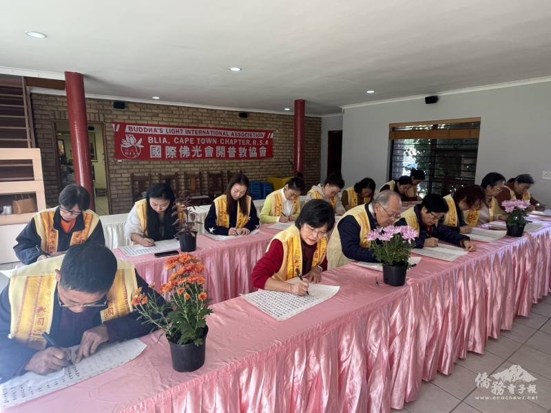 會員專注抄寫心經