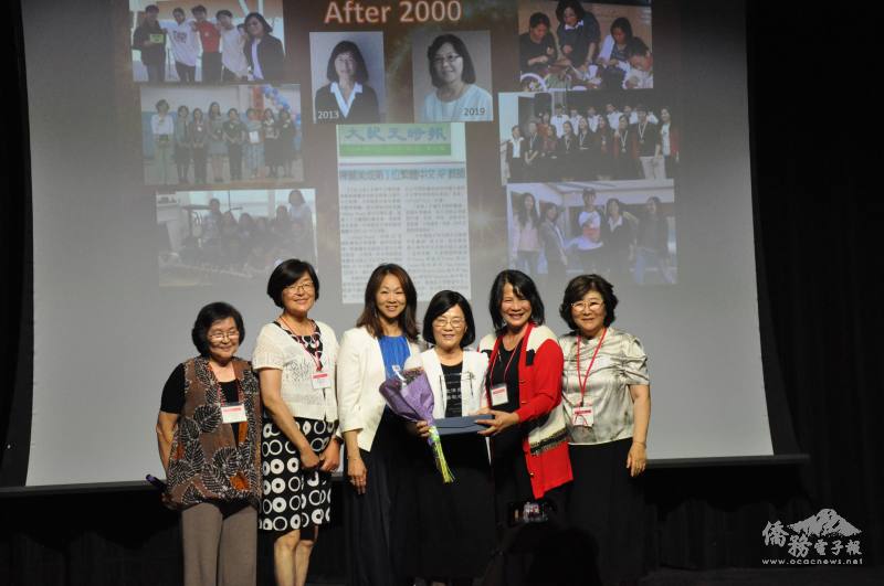 服務北郡38年的老師陳麗美（右三），獲得『最佳貢獻獎』殊榮。僑務顧問朱曼玲（左二）、校長林玉英（右二）、僑務促進委員林玉惠（左三）、歷任校長梁能（右一）、徐鈺鈴（左一）合影