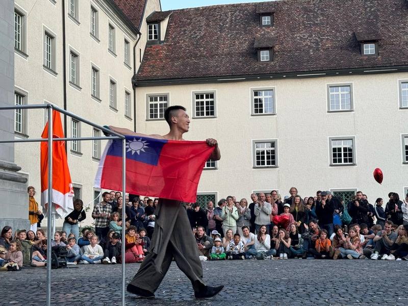 火舞藝術家郭建宏參加5月9日至11日在瑞士東部古城聖加崙舉行的街頭藝人表演藝術節。他的「以火燃身、不紋身」的特技，讓現場觀眾驚嘆聲連連。表演結束後，他拿著國旗繞場，介紹故鄉台灣，博得如雷的掌聲。