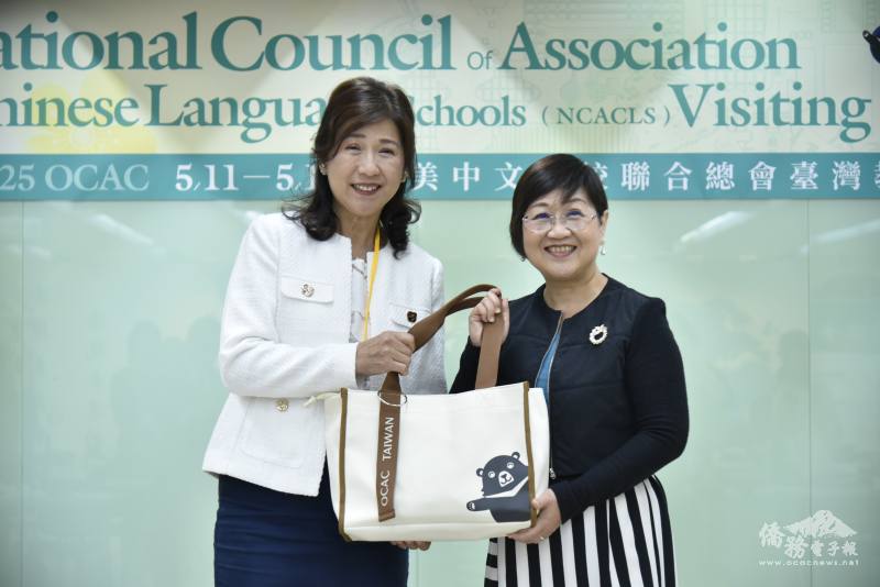 雙方互贈紀念品