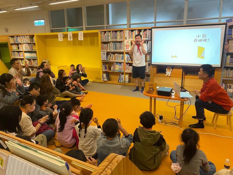 臺文館5月18日親子手語說故事活動，由聾老師及手語翻譯員說臺灣台語繪本《覕相揣》，帶孩子探索多元文化與臺灣動物故事。圖為4月3日場次。