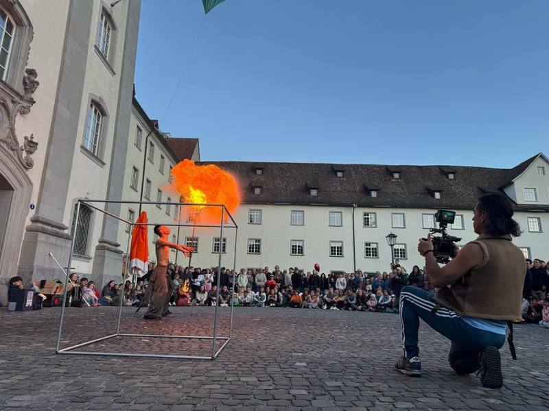 火舞藝術家郭建宏參加5月9日至11日在瑞士東部古城聖加崙舉行的街頭藝人表演藝術節，當他將火團炫目的噴出時，讓表演藝術節衝上新高度，贏得觀眾的喝采。